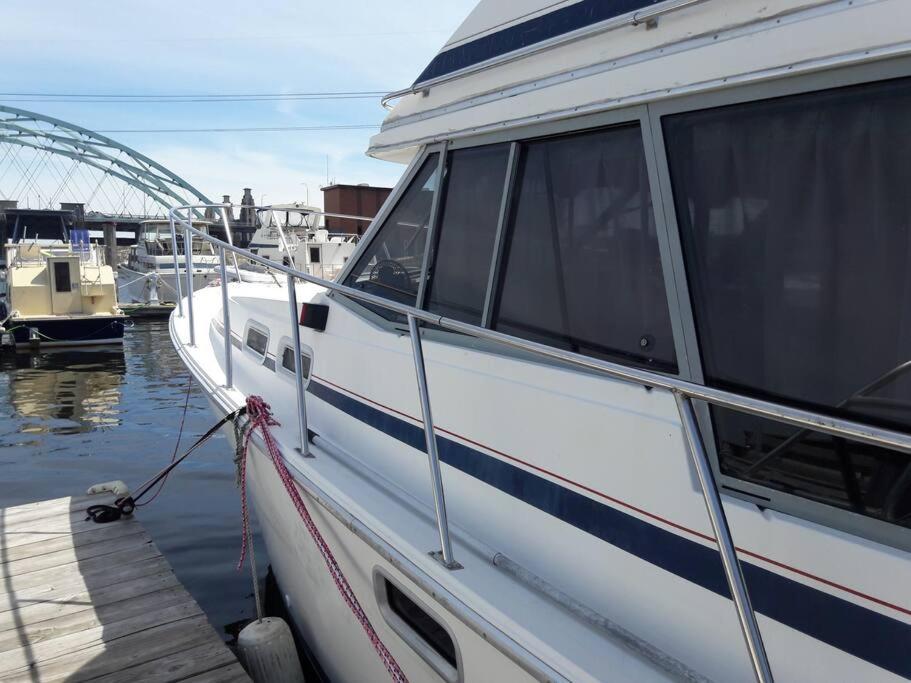 Waterfront 32' Bayliner Yacht Hotel Providence Exterior foto
