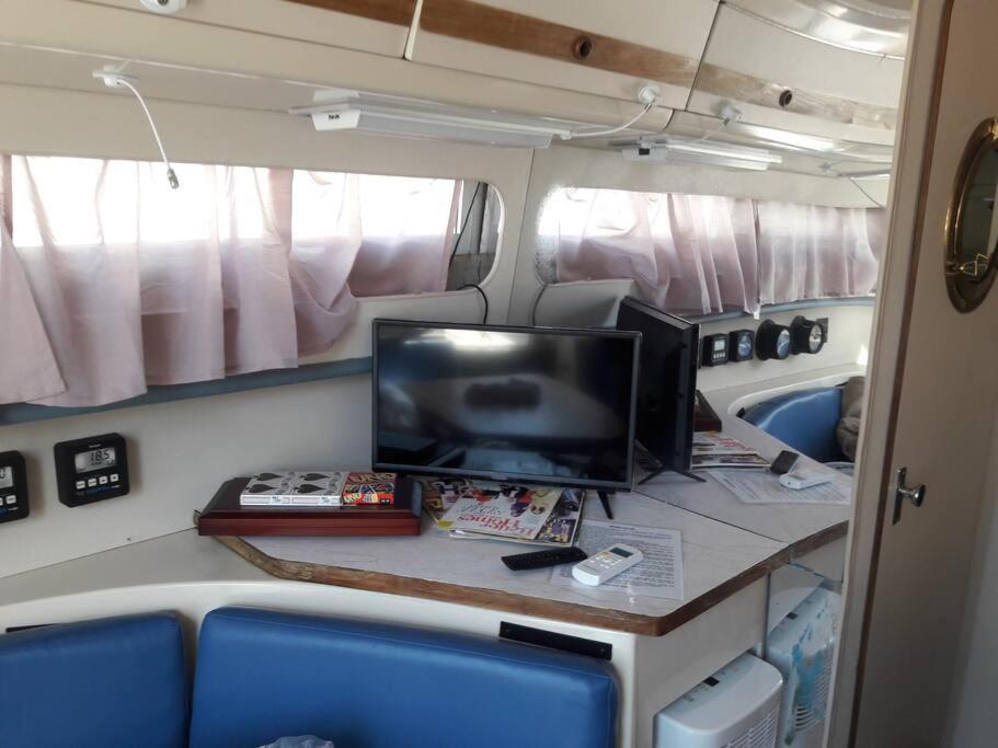 Waterfront 32' Bayliner Yacht Hotel Providence Exterior foto