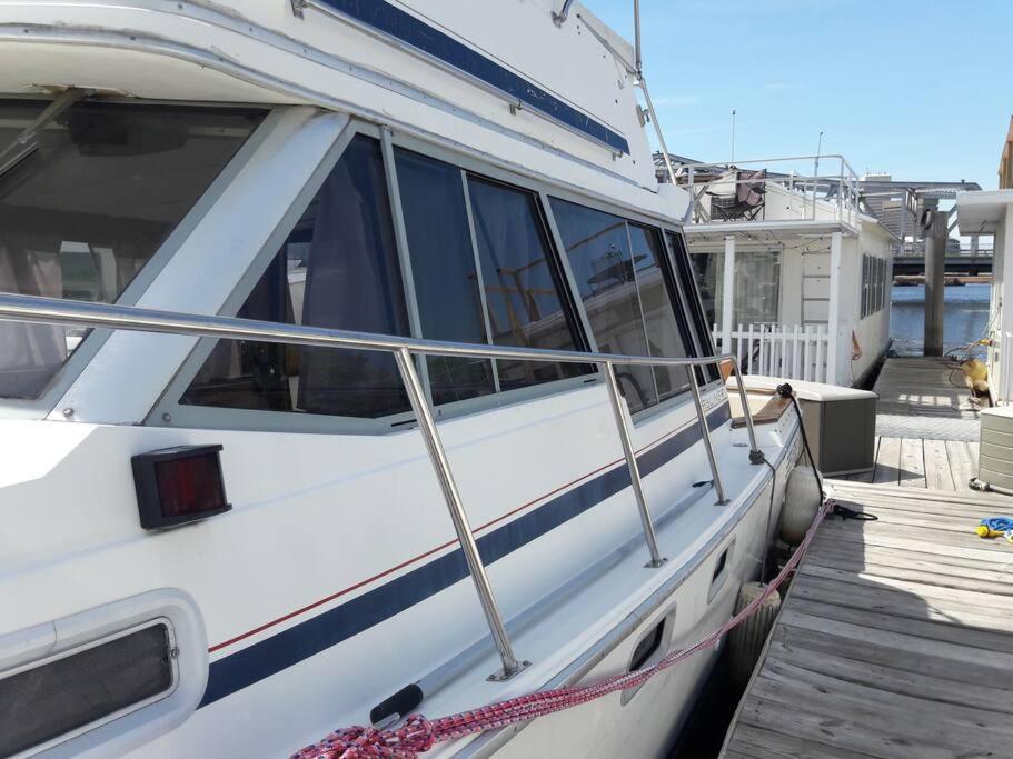 Waterfront 32' Bayliner Yacht Hotel Providence Exterior foto